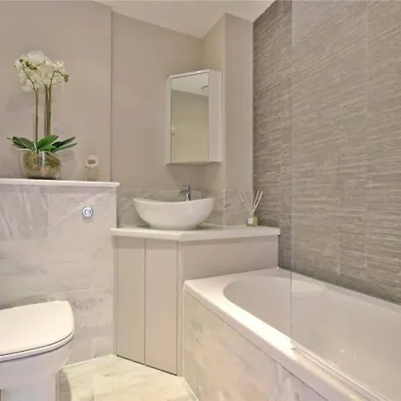 Luxury 3 Bed - Huge Outdoor Terrace & Amazing Transport Links Apartment