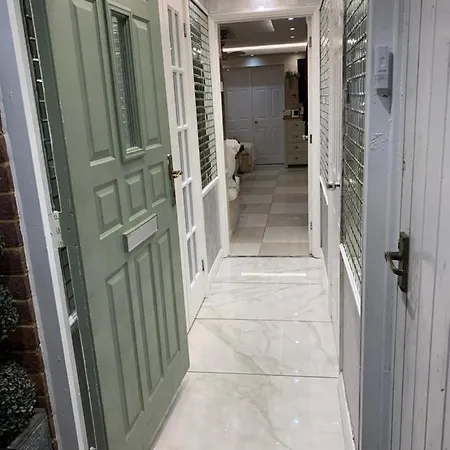 Air Conditioned Modern Double Bed Room With Private Attached Bathroom - Free Parking - Near London Heathrow Airport & Southall Broadway