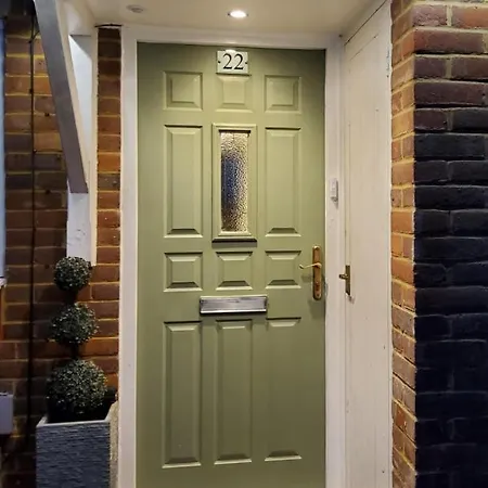 Bed & Breakfast Air Conditioned Modern Double Bed With Private Attached Bathroom - Free Parking - Near London Heathrow Airport & Broadway *