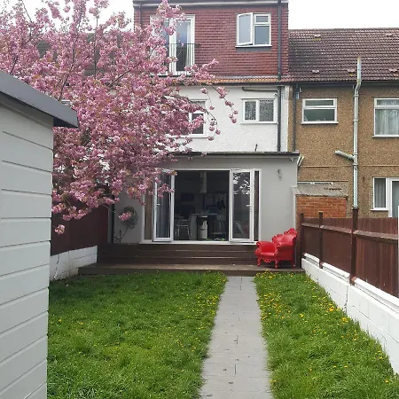 Family With Easy Commute To London! * Croydon