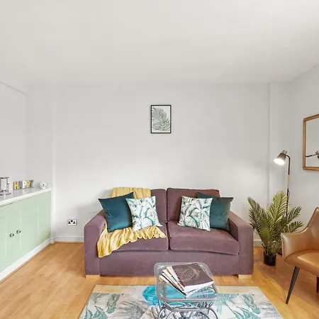 Dream Key Chelsea: Serviced With Netflix Apartment