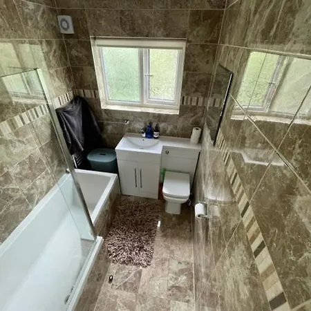 Family With Easy Commute To London! Croydon