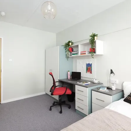 Lovely Bright With Shared Facilities * London