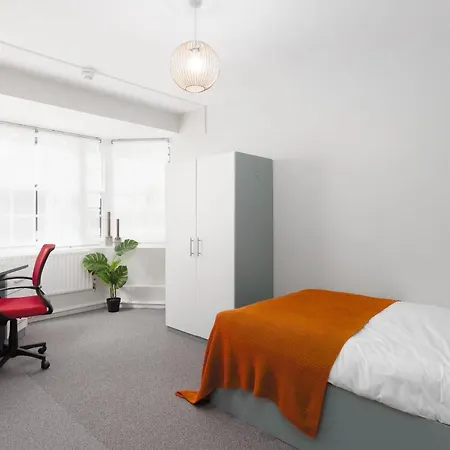 Lovely Bright With Shared Facilities *