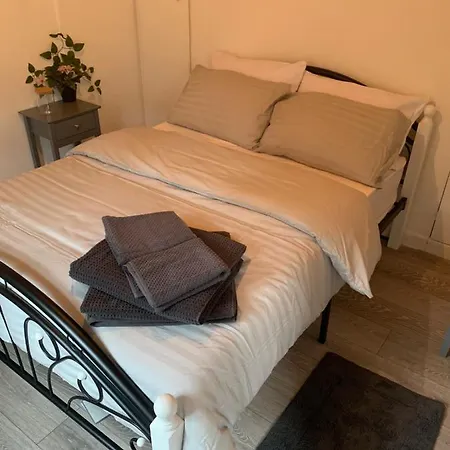 Alpha House Bed and breakfast