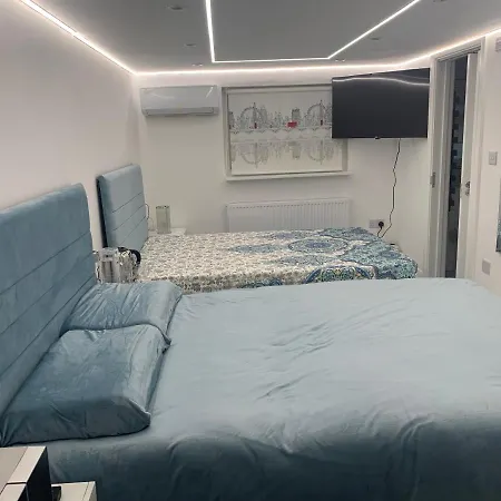 Panzió Air Conditioned Modern Double Bed Room With Private Attached Bathroom - Free Parking - Near London Heathrow Airport & Southall Broadway Southall