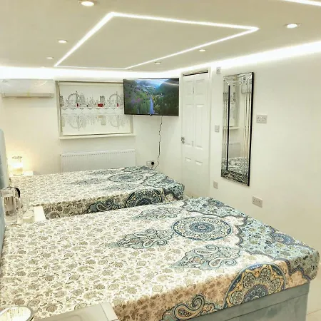 Panzió Air Conditioned Modern Double Bed Room With Private Attached Bathroom - Free Parking - Near London Heathrow Airport & Southall Broadway Southall
