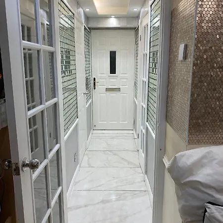 Panzió Air Conditioned Modern Double Bed Room With Private Attached Bathroom - Free Parking - Near London Heathrow Airport & Southall Broadway