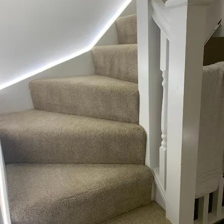 Panzió Air Conditioned Modern Double Bed Room With Private Attached Bathroom - Free Parking - Near London Heathrow Airport & Southall Broadway