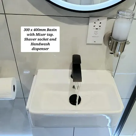 Air Conditioned Modern Double Bed With Private Attached Bathroom - Free Parking - Near London Heathrow Airport & Broadway Bed & Breakfast