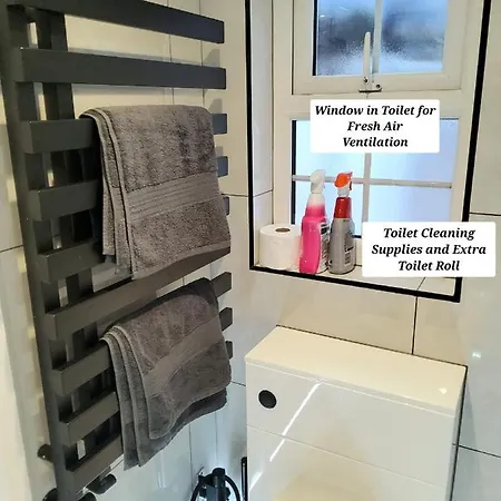 Air Conditioned Modern Double Bed Room With Private Attached Bathroom - Free Parking - Near London Heathrow Airport & Southall Broadway