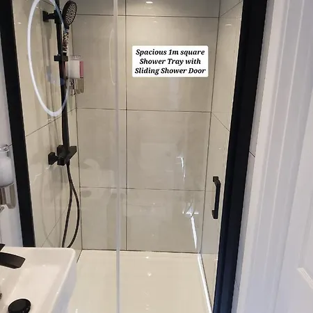 Bed & Breakfast Air Conditioned Modern Double Bed With Private Attached Bathroom - Free Parking - Near London Heathrow Airport & Broadway Southall