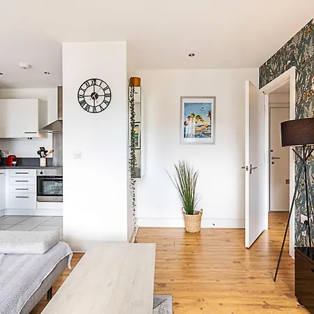 City-close 1-bed Near Tower Hill Apartment *