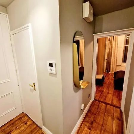 Beautiful Victorian In Hyde Park By Tube Stations - No Stairs Apartment *