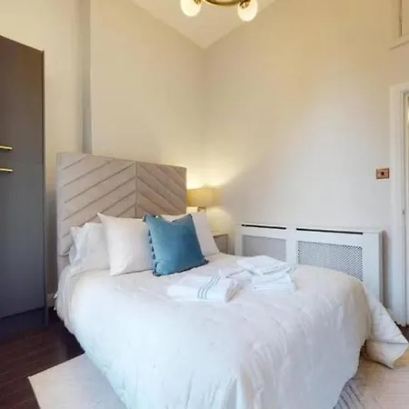 Apartment Stunning Hyde Park With Private Balcony & Lift Elevator Access