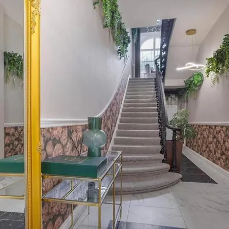 Brilliant 3 Bedroom's In Hyde Park With Elevator - 1 Flight Of Stairs Only Apartment *