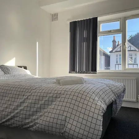 Apartment 5 Bed 5mins From Wembley Stadium *