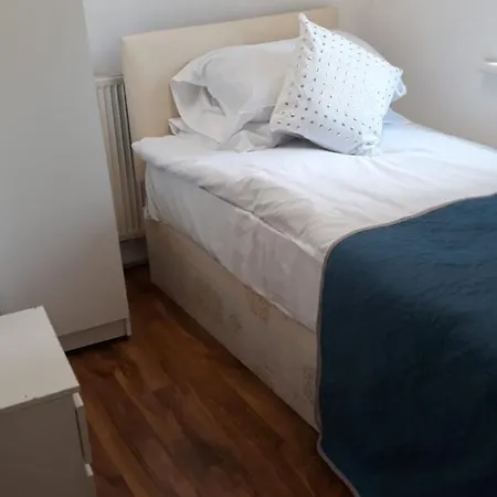 13 Vale House Apartment