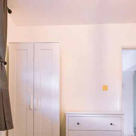 4 Bedroom Near Centre 2-min Walk To Metro !! Business & Family Friendly!!