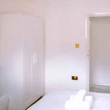 4 Bedroom Near Centre 2-min Walk To Metro !! Business & Family Friendly!!