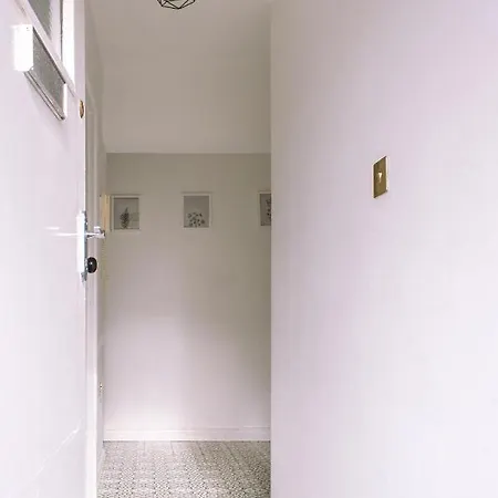 4 Bedroom Near Centre 2-min Walk To Metro !! Business & Family Friendly!!
