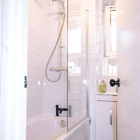 Apartament 4 Bedroom Near Centre 2-min Walk To Metro !! Business & Family Friendly!! Londyn