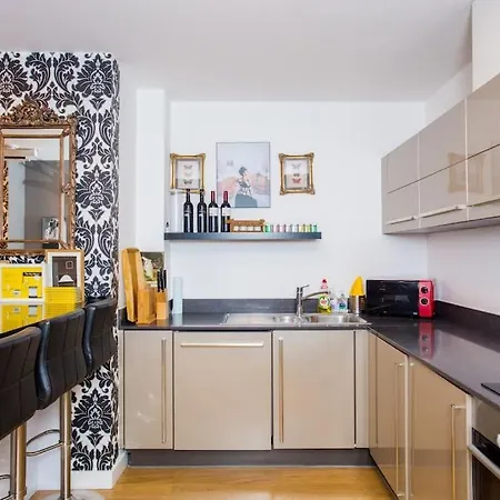 Unique & Welcoming 2bd Flat In Limehouse Apartment *