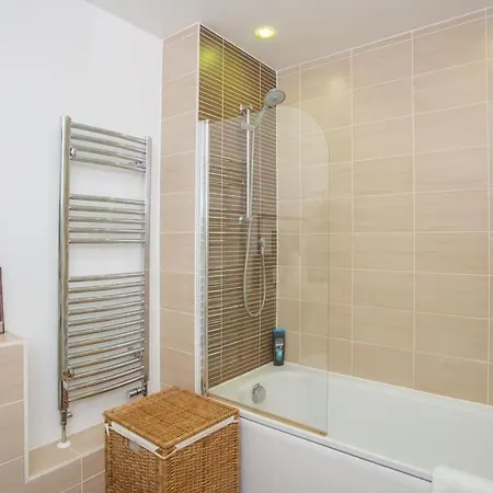 Unique & Welcoming 2bd Flat In Limehouse Apartment *