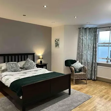 One Bed Near The River Thames. Apartment London