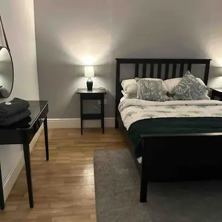 Apartment One Bed Near The River Thames. *