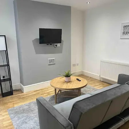 Apartment One Bed Near The River Thames. *