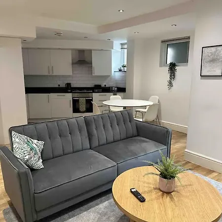 One Bed Near The River Thames.