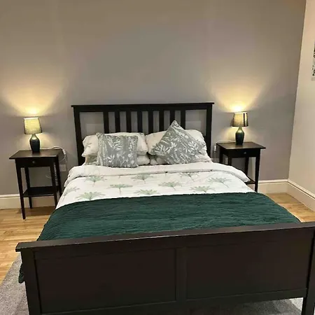 One Bed Near The River Thames. *