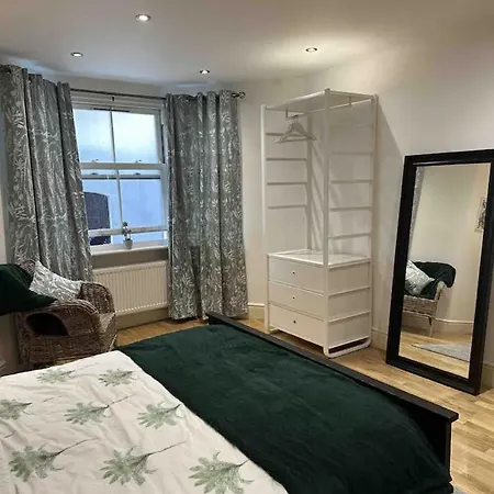 One Bed Near The River Thames. Apartment