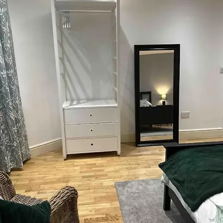 One Bed Near The River Thames. *