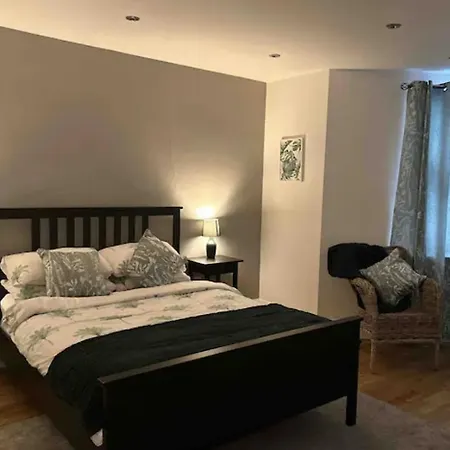 One Bed Near The River Thames. Apartment *
