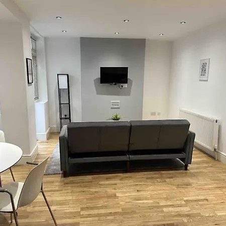 One Bed Near The River Thames. Apartment London