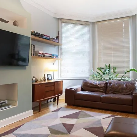 Bright & Spacious Modern 2 Bedroom Apartment *