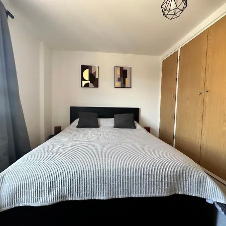 Apartamento 2 Bedroom Flat 1 Stop From Bridge Londres