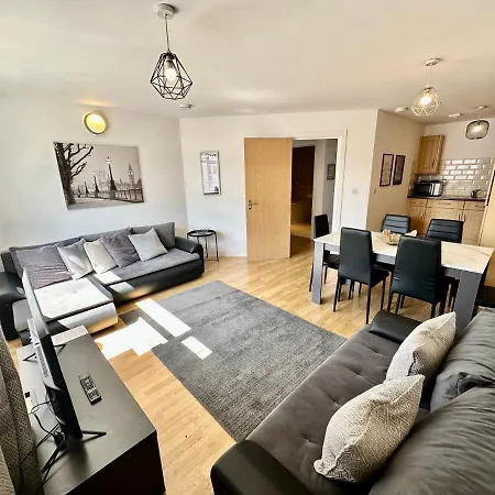 2 Bedroom Flat 1 Stop From Bridge