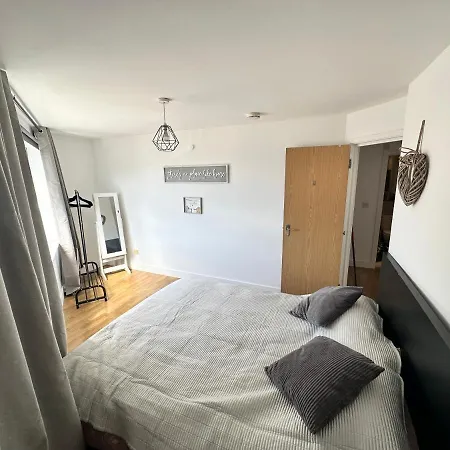 2 Bedroom Flat 1 Stop From Bridge Londres