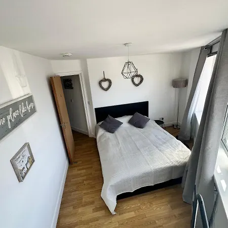 2 Bedroom Flat 1 Stop From Bridge