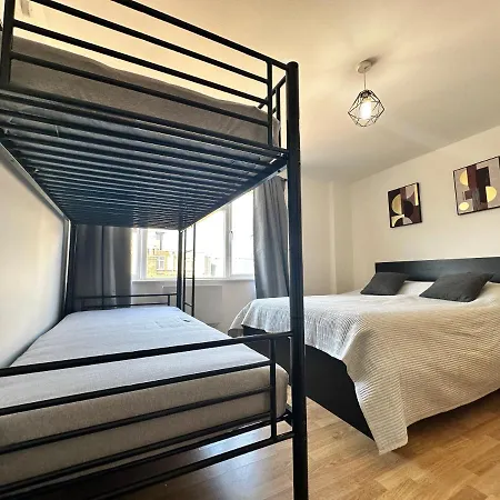2 Bedroom Flat 1 Stop From Bridge
