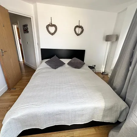 2 Bedroom Flat 1 Stop From Bridge Apartamento Londres