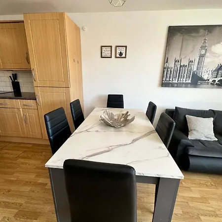 2 Bedroom Flat 1 Stop From Bridge Londres