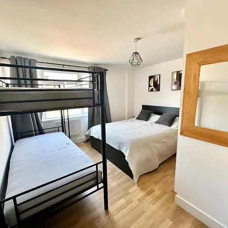 Apartamento 2 Bedroom Flat 1 Stop From Bridge Londres