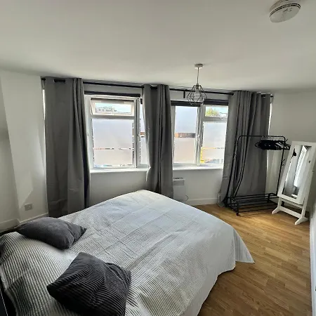 2 Bedroom Flat 1 Stop From Bridge * Londres