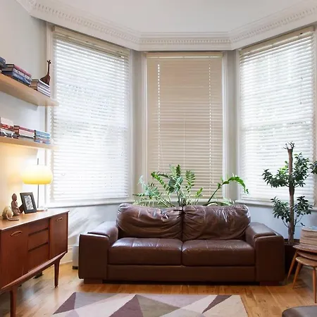 Bright & Spacious Modern 2 Bedroom