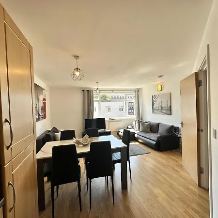 Apartamento 2 Bedroom Flat 1 Stop From Bridge Londres
