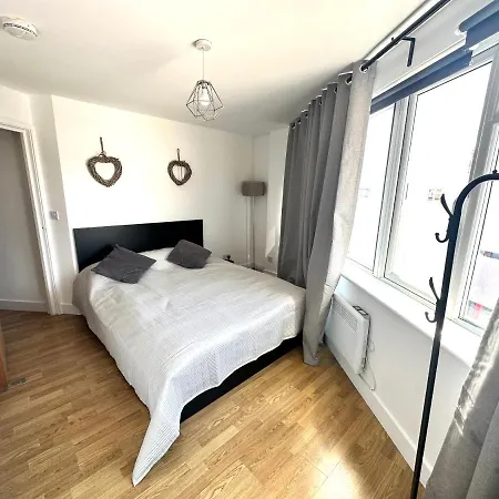 2 Bedroom Flat 1 Stop From Bridge Londres